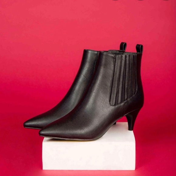 New Small cute Heel Bootie size 7 left - Picture 3 of 7